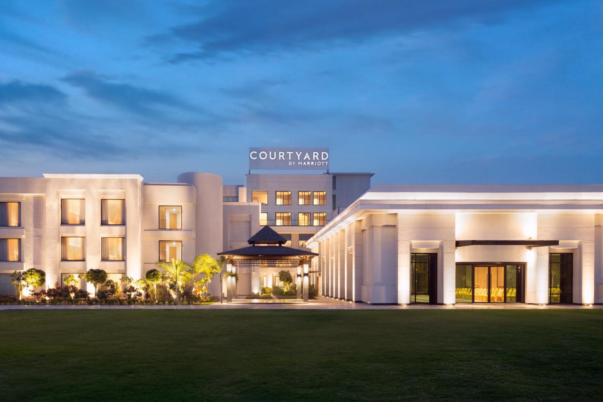 Отель Courtyard By Marriott Горакхпур Экстерьер фото