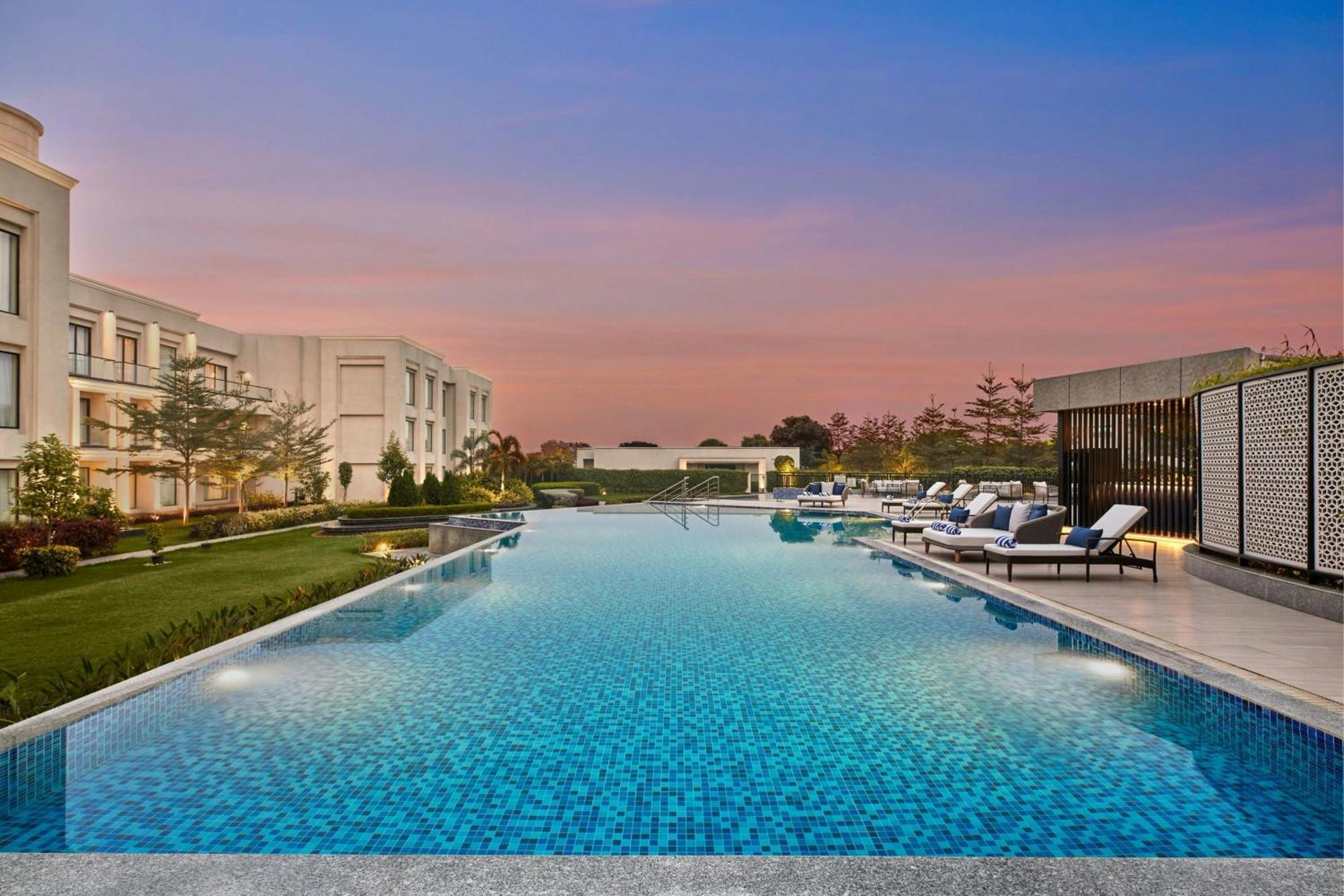 Отель Courtyard By Marriott Горакхпур Экстерьер фото