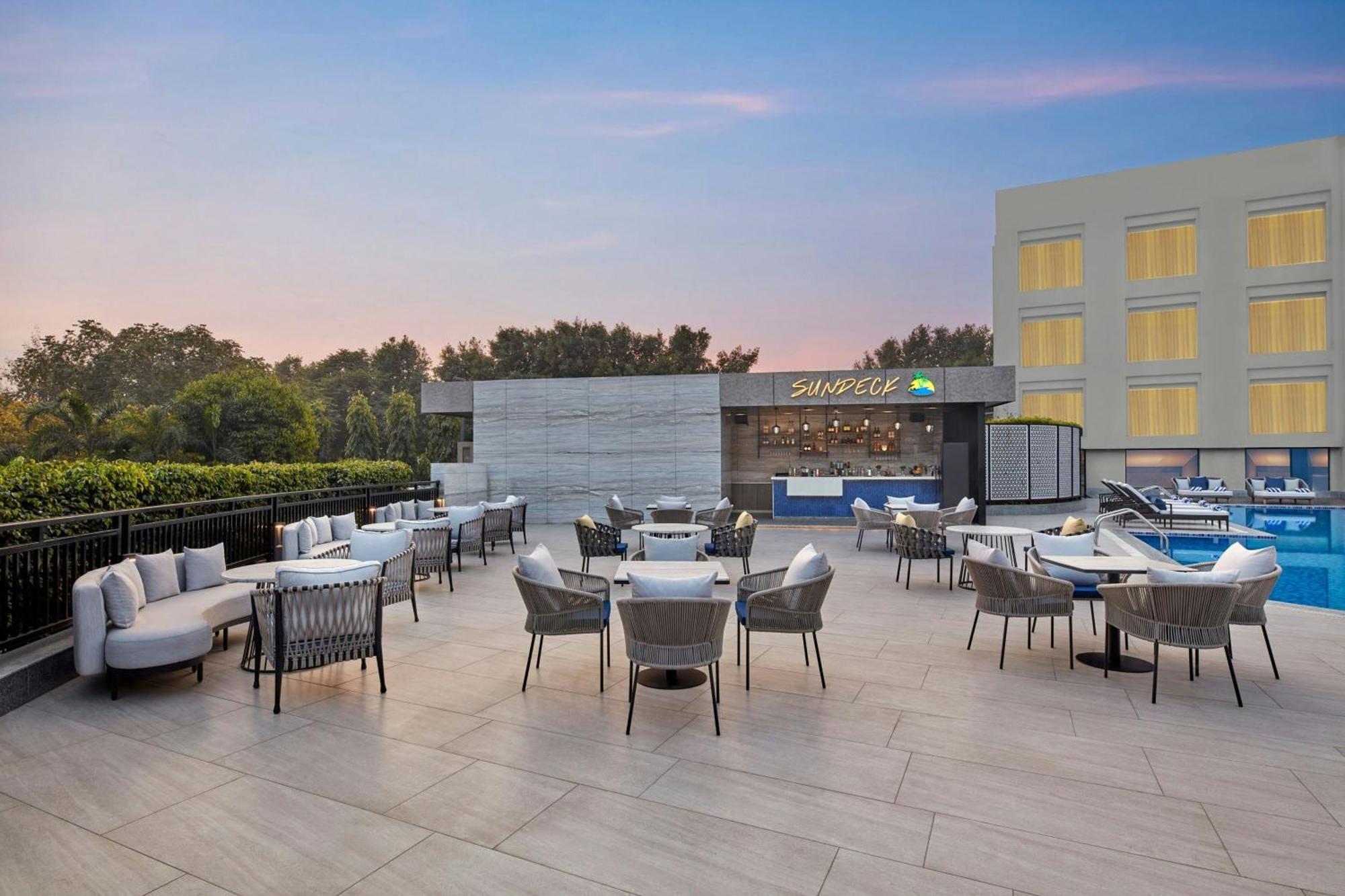 Отель Courtyard By Marriott Горакхпур Экстерьер фото